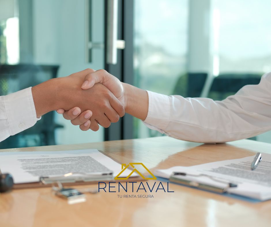 Hombre de negocios cerrando un trato satisfactoriamente